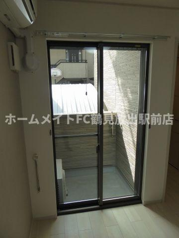 大阪市城東区諏訪１丁目のアパートのバルコニー