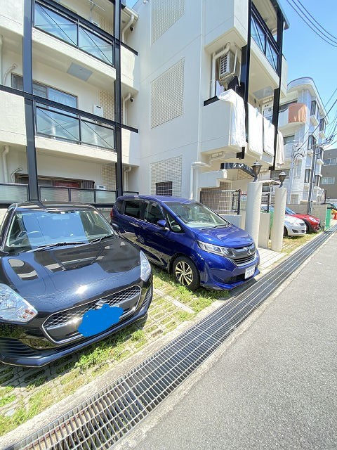 シュレスヘン南塚口の駐車場