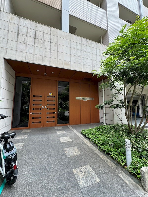 大阪市中央区瓦町３丁目の賃貸マンションのエントランス