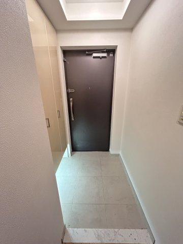 アーデンタワー新町の玄関