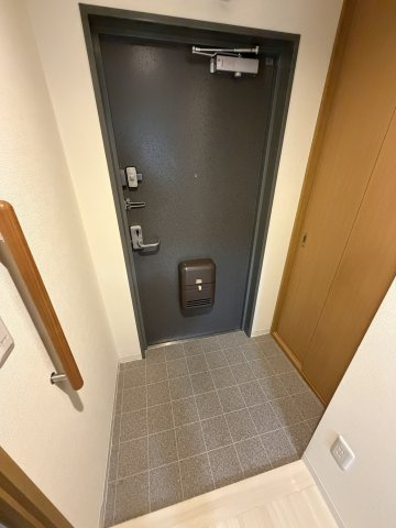 ハートフル湊川1号棟の玄関
