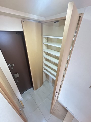 クロスレジデンス大阪新町の玄関