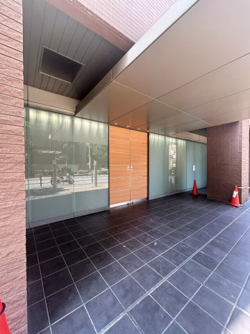 クロスレジデンス大阪新町のエントランス