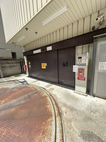 クロスレジデンス大阪新町の駐車場