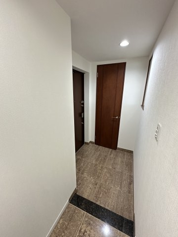 クロスレジデンス大阪新町の玄関