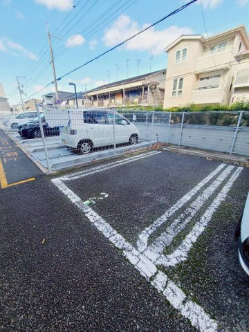 URサンラフレ鳴尾北　11号棟の駐車場