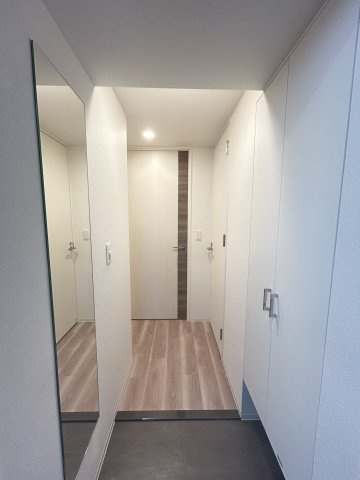 セレニテ西元町アリエの玄関