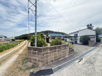 【外観】 | 洲本市納中古平屋戸建　 | 昭和４２年１０月建築！平屋住宅♪駐車スペース有り！倉庫有り！お庭有り！洲本ICまで自動車で３分！お出かけ便利な立地です！※居住中の為、事前にご連絡いただければご案内がスムーズです。
