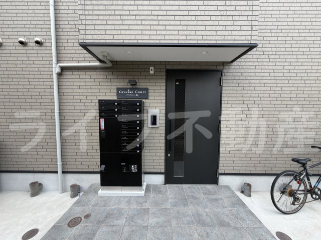グラシアスコート荒本のエントランス