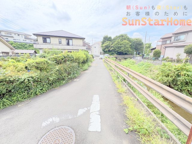 【サンスターホーム】青梅市師岡町1丁目　新築戸建A号棟の前面道路含む現地写真
