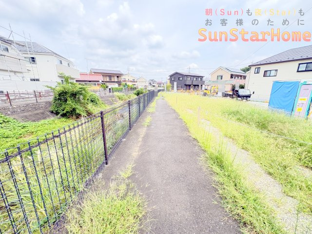 【サンスターホーム】青梅市師岡町1丁目　新築戸建A号棟の前面道路含む現地写真