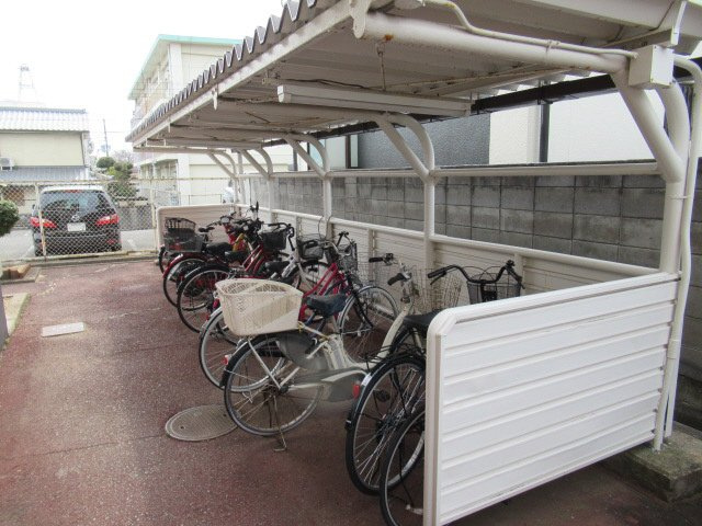 レジデンスエイトの駐車場