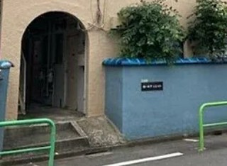 旭ヶ丘マンションのエントランス