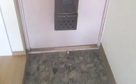 旭ヶ丘マンションの玄関