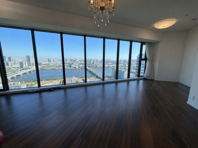 大きなダイレクトウィンドウ越しに晴海運河や東京ゲートブリッジを望む上質な空間。くつろぎの特等席から、遠くに広がる浦安エリアの花火やきらめく湾岸夜景を日常として愉しめます。
