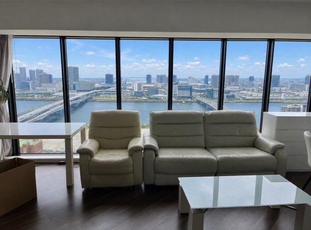 大きなダイレクトウィンドウ越しに晴海運河や東京ゲートブリッジを望む上質な空間。くつろぎの特等席から、遠くに広がる浦安エリアの花火やきらめく湾岸夜景を日常として愉しめます。