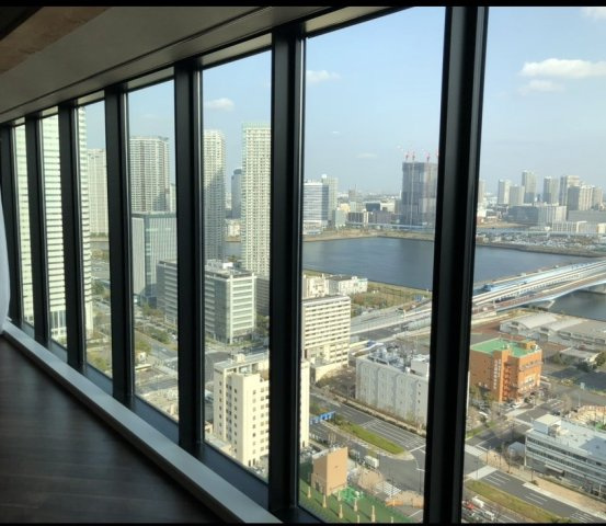 大きなダイレクトウィンドウ越しに晴海運河や東京ゲートブリッジを望む上質な空間。くつろぎの特等席から、遠くに広がる浦安エリアの花火やきらめく湾岸夜景を日常として愉しめます。