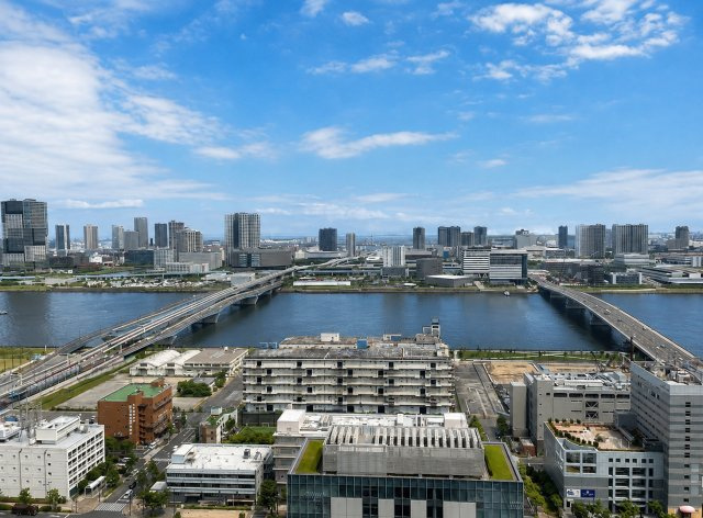 眼下に晴海運河が広がり、遠く東京ゲートブリッジまで見渡せる爽快なロケーション。水辺の潤いと澄み渡る空を感じる、開放感あふれる絶景が広がります。