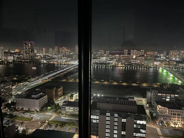 眼下に晴海運河が広がり、遠く東京ゲートブリッジまで見渡せる爽快なロケーション。水辺の潤いと澄み渡る空を感じる、開放感あふれる絶景が広がります。
