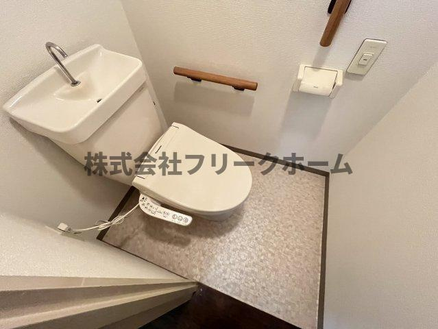 小金井市梶野町３丁目の賃貸マンションのトイレ