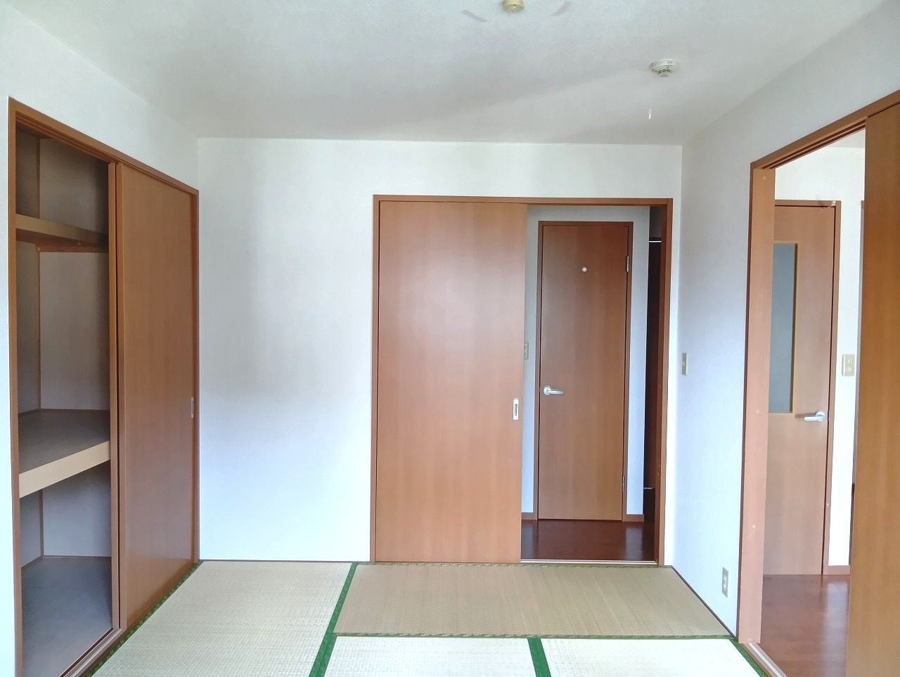 フローラ四月田A棟の和室|畳の上でゆっくりとくつろげる和室です