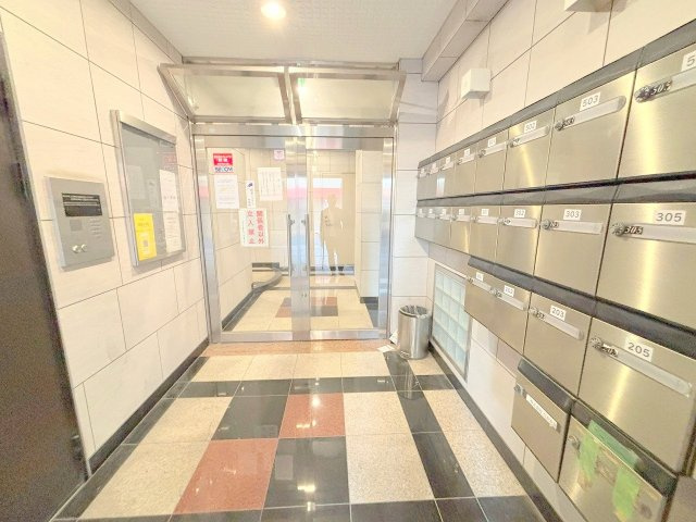 シェルマンド淡路のエントランス