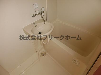 武蔵野市中町２丁目の賃貸マンションの浴室