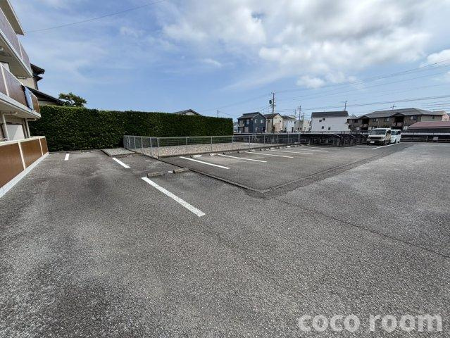 エクセルワールドの駐車場