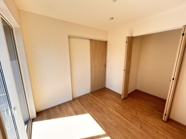 【ブルーミングガーデン】壬生町幸町3丁目 全2邸の収納|〇2号棟・4.5帖ワークスペース〇
扉付き収納もあるので、生活感をそっと隠しつつ、布団や季節物もすっきり収まる実用性の高いスペースです♪
※2026年10月撮影
