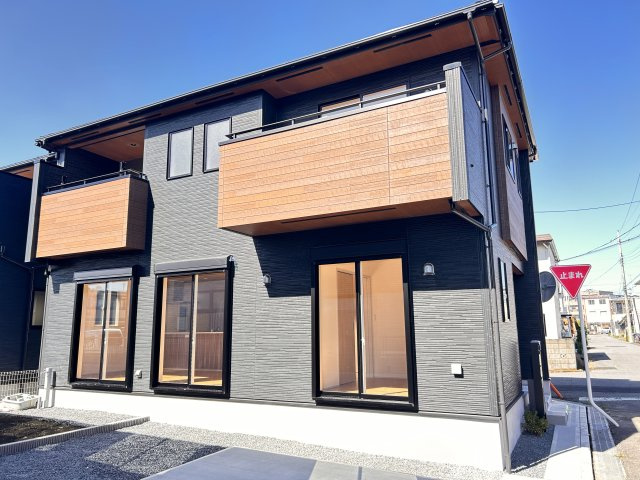 【ブルーミングガーデン】壬生町幸町3丁目 全2邸の外観|〇2号棟【3（4）LDK+ワークスペース+カースペース3台】
朝日が差し込む角地。将来お子様の成長やライフステージに合わせて、4ＬＤＫへ間取り変更ができる柔軟なプラン♪
※2026年10月撮影
