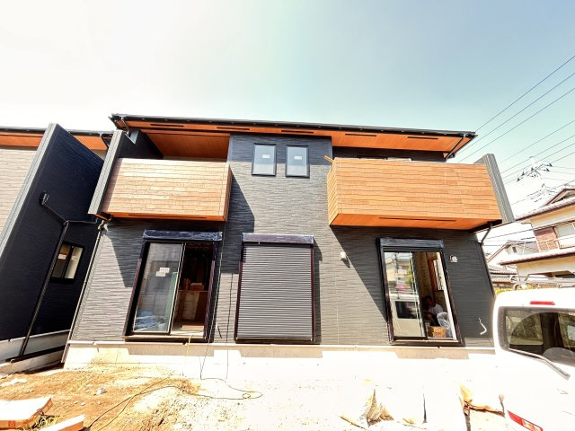 【ブルーミングガーデン】壬生町幸町3丁目 全2邸の外観|〇2号棟　只今建築中〇
駐車スペースもしっかり確保、 車3台駐車可能です♪ セカンドカーや来客時、将来のお子様の車も困らない、ニーズに合わせたゆとりある敷地計画です。
※2026年8月撮影