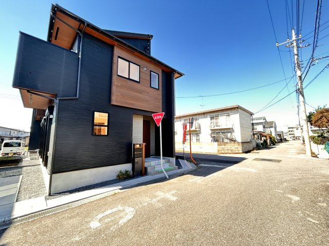 【ブルーミングガーデン】壬生町幸町3丁目 全2邸の前面道路含む現地写真|〇2号棟〇
北東角地に位置する開放的な住環境♪爽やかな朝の光が差し込む、スタイリッシュな角地の佇まい。東側からの明るい陽ざしを活かした、１日の始まりが心地よい住まいです。
※2026年10月