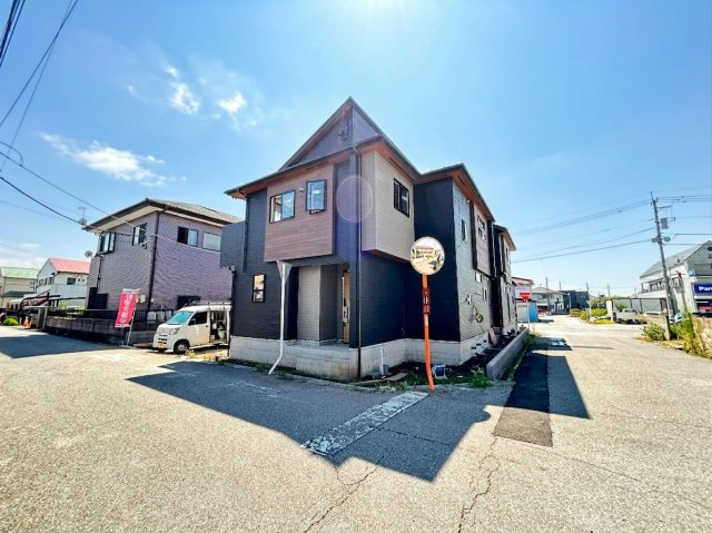【ブルーミングガーデン】壬生町幸町3丁目 全2邸の前面道路含む現地写真|〇2号棟　只今建築中〇
北東角地に位置する開放的な住環境♪爽やかな朝の光が差し込む、スタイリッシュな角地の佇まい。東側からの明るい陽ざしを活かした、１日の始まりが心地よい住まいです。
※2026年8月