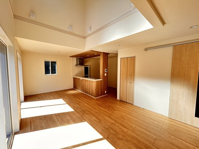 【ブルーミングガーデン】壬生町幸町3丁目 全2邸の居間・リビング|〇2号棟・18帖リビング〇
1階と2階を分断することなくお互いの気配を届けてくれる吹き抜け付リビング。
それぞれのお部屋にいても家族の絆を感じられます♪
※2026年10月撮影