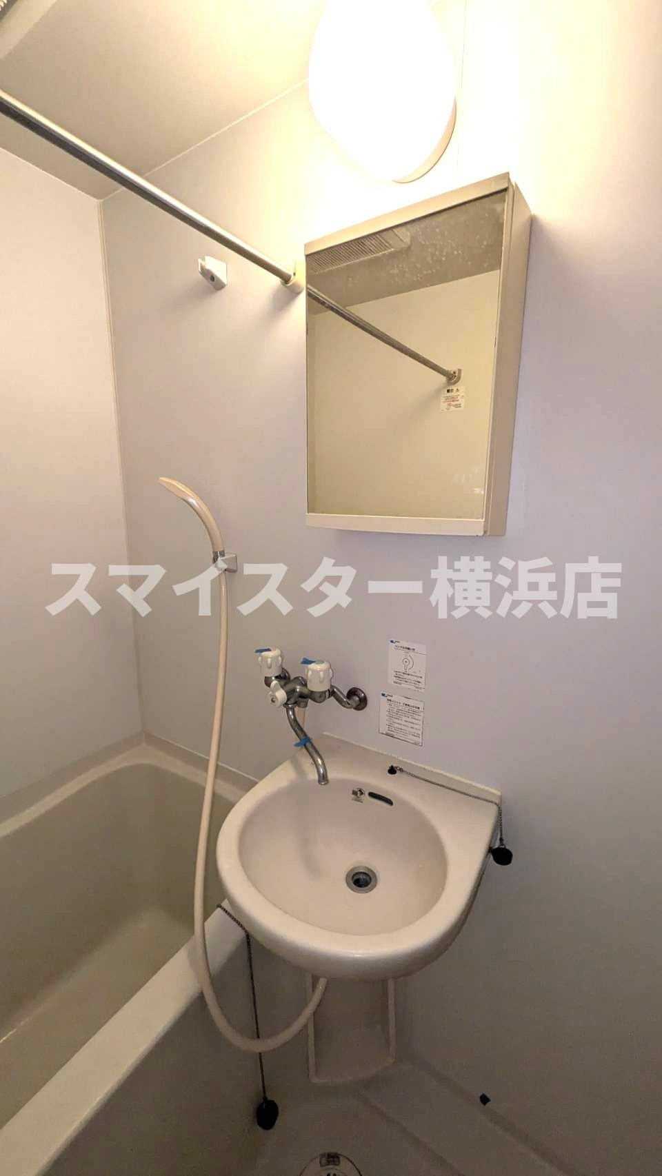 横浜市神奈川区斎藤分町のアパートの洗面所