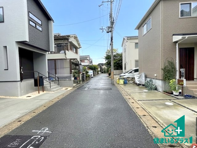 ★八幡市八幡長田　新築一戸建ての前面道路含む現地写真|周辺は閑静な住宅街！前面道路広々で車の出し入れも便利です。駐車が苦手な方でも安心して車庫入れできます！