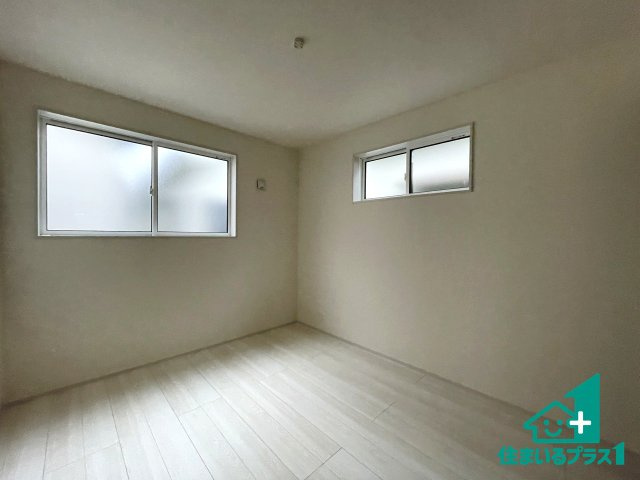 ★八幡市八幡長田　新築一戸建ての洋室|シンプルな洋室は、自分好みのインテリアが楽しめます♪ご家族とインテリアや家具を選びに行くのは物件購入時の醍醐味の一つです。ぜひお楽しみください♪