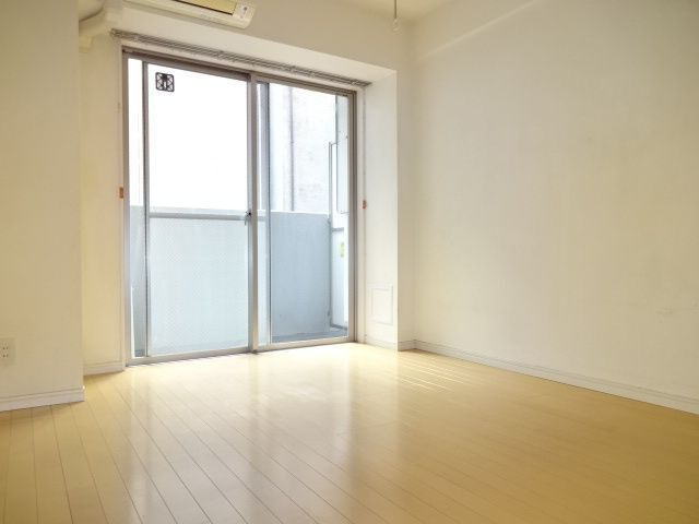 プレール・ドゥーク大島PARK SIDEの居間・リビング