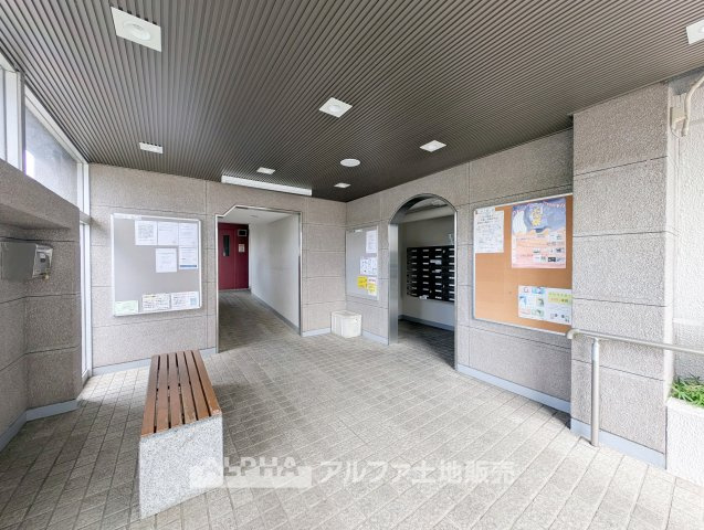 西武拝島ハイツ4号棟のエントランス|落ち着いたエントランスです