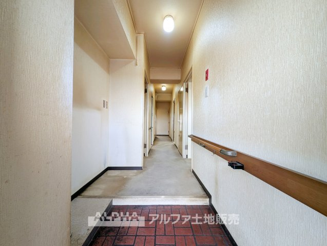 西武拝島ハイツ4号棟の玄関|明るい玄関です