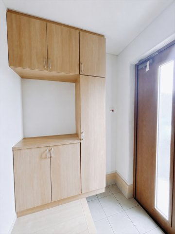 【中古戸建】甘楽郡甘楽町大字白倉の玄関|■玄関｜毎日の「いってらっしゃい」や「お帰りなさい」を大切なご家族と過ごす玄関は〈使いやすさ〉を追求しております。玄関横の物入は急な来客時でもさっとお片付けできるスペースを確保しています。