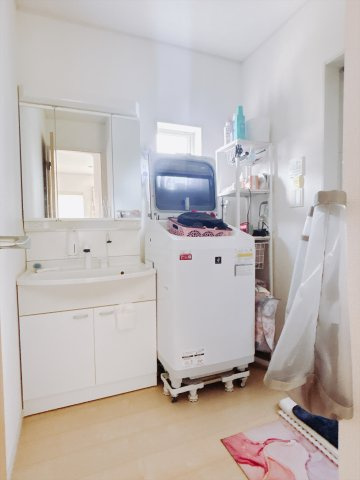 【中古戸建】甘楽郡甘楽町大字白倉の独立洗面台|■洗面室｜ゆとりのある洗面脱衣室ではお子様と並んで歯磨きもできるので一緒に成長を楽しめます♪ひろびろとした洗面室で、朝の準備も楽しくなります☆.*