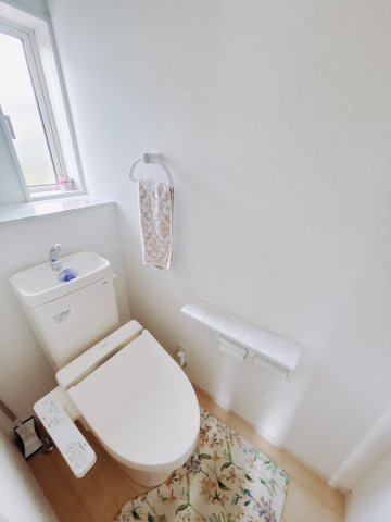 【中古戸建】甘楽郡甘楽町大字白倉のトイレ|■トイレ｜白を基調としたトイレになってます♪窓付きなので常に綺麗を保てます♪