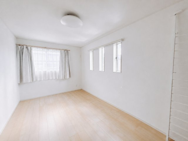 【中古戸建】甘楽郡甘楽町大字白倉の洋室|■2階洋室｜お子様の一人部屋にピッタリな洋室。木のぬくもりを感じるフローリングは、天然木の味わいが時とともに深みを増していきます。また、傷にも強く、フリーワックスでお手入れもラクラクです♪