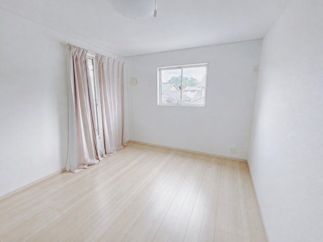 【中古戸建】甘楽郡甘楽町大字白倉の洋室|■2階洋室｜ナチュラルカラーの床です。模様替えなどとても楽しく工夫できます♪陽当たり、風通しもとても良いので毎日快適な生活スタートです！子供部屋にも良いですね♪