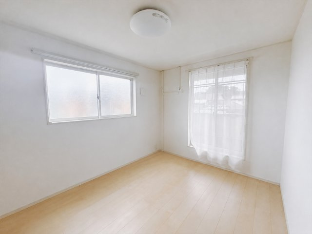 【中古戸建】甘楽郡甘楽町大字白倉の洋室|■2階洋室｜2階洋室には大きな窓をご用意しています。日中はあたたかな日差し差し込み自分時間も充実できますね＾＾