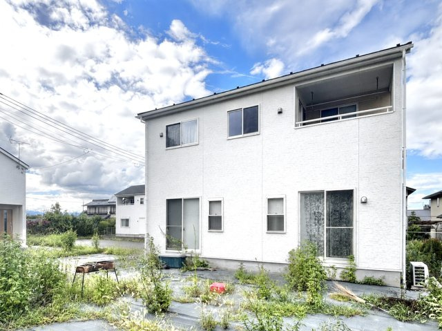 【中古戸建】甘楽郡甘楽町大字白倉の外観|■外観｜窓の配置や、爽やかな白ベースの外観が清潔感をもたらします。まっさらなキャンバスのような家にこだわりを彩って…始めよう、あなただけの豊かな暮らし( ＾＾ )