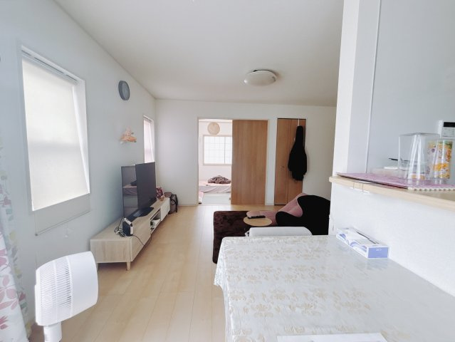 【中古戸建】甘楽郡甘楽町大字白倉の居間・リビング|■リビング｜家族でゆったりくつろげる、居心地の良いリビング♪賃貸と違って、テレビや音楽の音を気にしなくて良いことが嬉しいですね(*＾＾*)