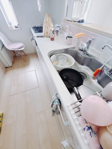 【中古戸建】甘楽郡甘楽町大字白倉のキッチン|■キッチン｜ワークトップ下には、圧力鍋やパスタ鍋などのかさばる調理器具もラクラク収納可能なスライド収納！ものが溢れがちなキッチン回りもスッキリきれいに管理ができます♪