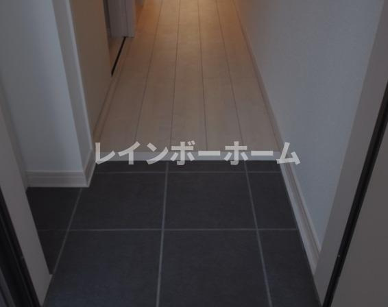 エスカレーダソガの玄関